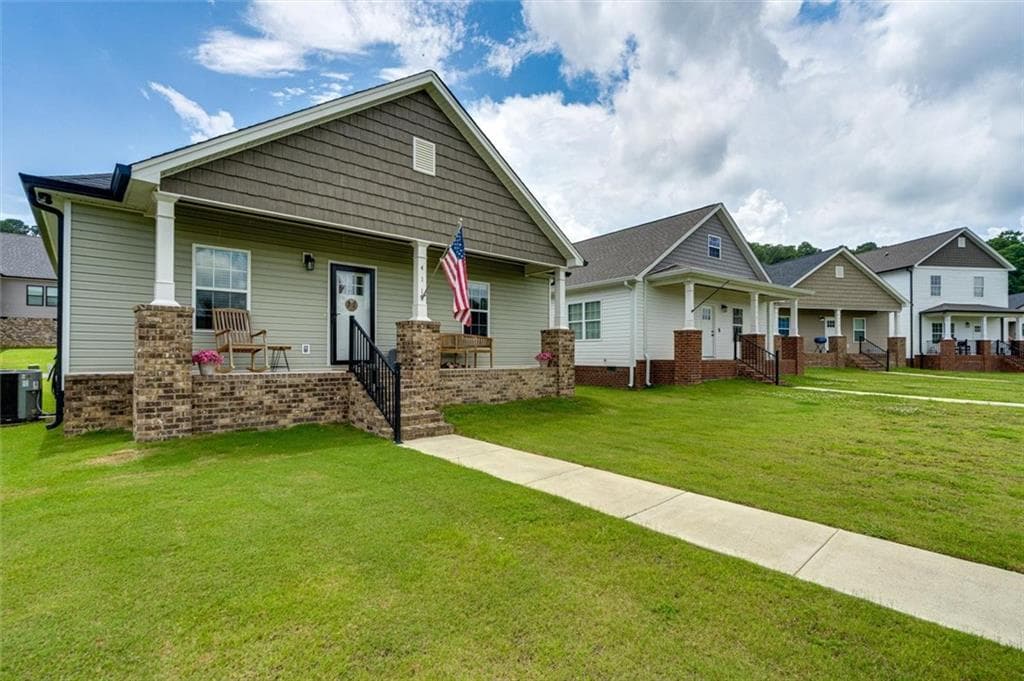 3 bedroom, 2 bathroom, 1,364 sq ft single family residence for sale at 411 Coahulla Creek Drive, Dalton, GA 30721 — photo 2