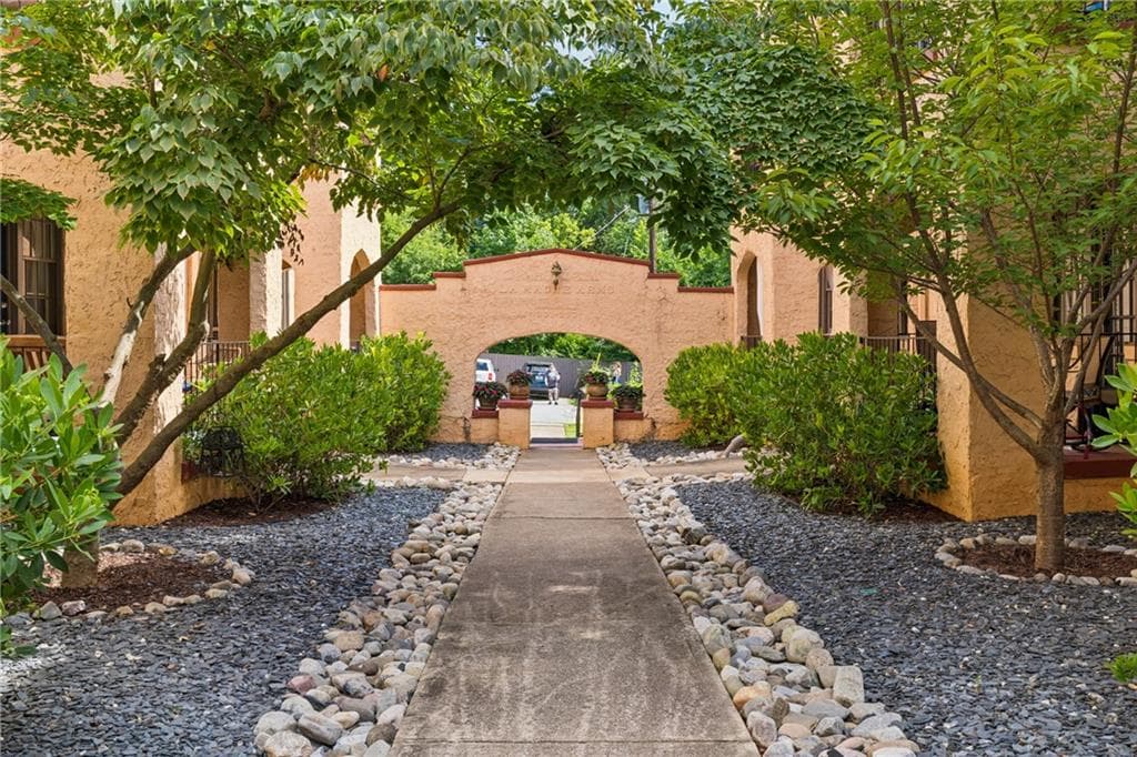 2 bedroom, 1 bathroom, 736 sq ft condominium for sale at 297 Atlanta Avenue 7, Atlanta, GA 30315 — photo 2