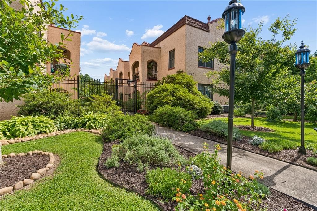 2 bedroom, 1 bathroom, 736 sq ft condominium for sale at 297 Atlanta Avenue 7, Atlanta, GA 30315