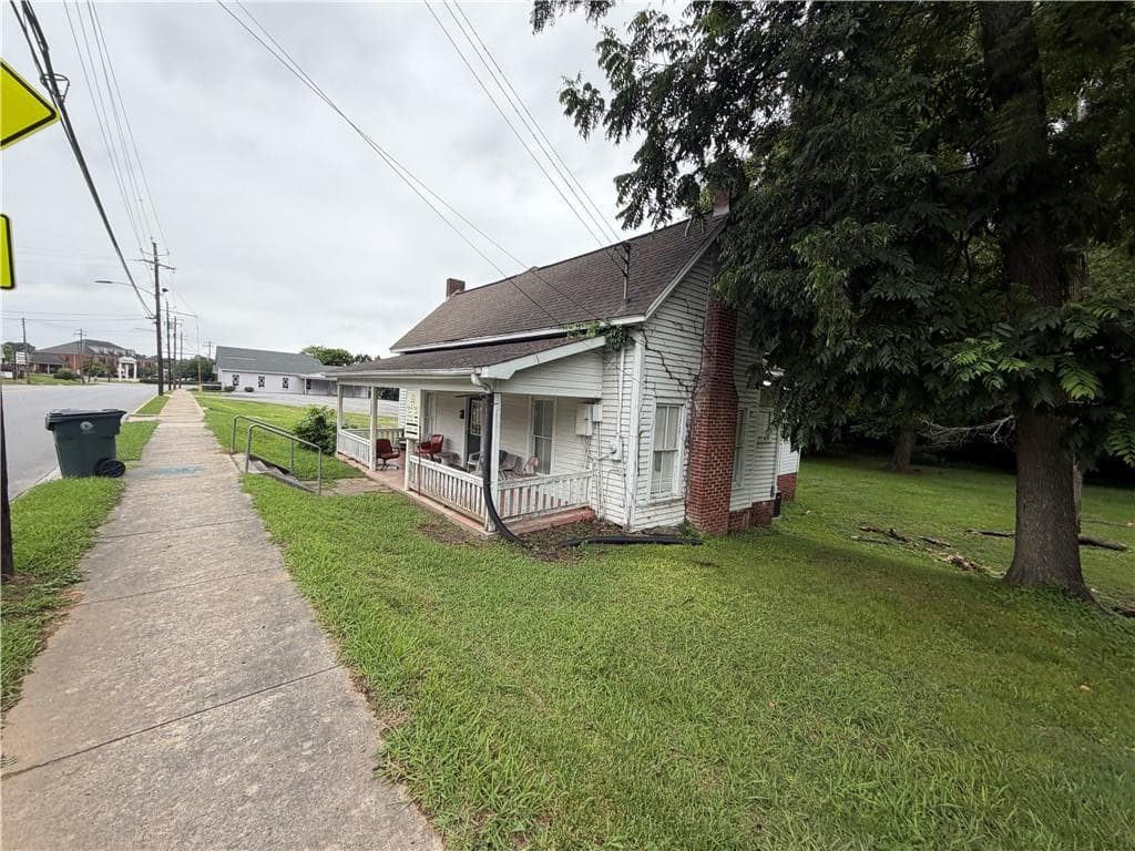 1 bedroom, 1 bathroom, 2,023 sq ft single family residence for sale at 300 E Elm Street, Rockmart, GA 30153 — photo 2