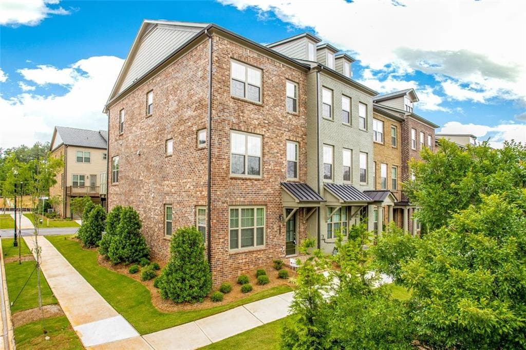 3 bedroom, 4 bathroom, 2,250 sq ft townhouse for rent at 10132 Windalier Way, Roswell, GA 30076 for $3,495 a month — photo 1 of 16