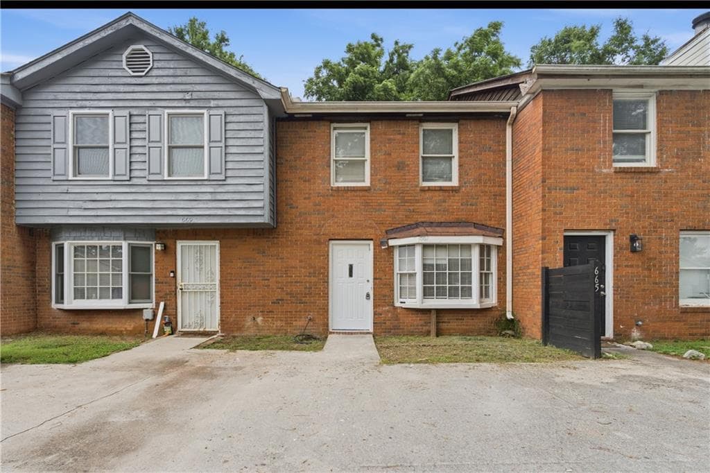 2 bedroom, 3 bathroom, 1,188 sq ft townhouse for sale at 667 Hunting Creek Lane, Conyers, GA 30013