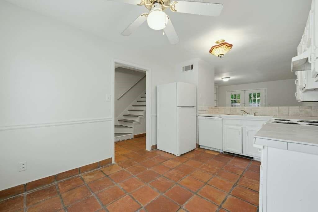 2 bedroom, 3 bathroom, 1,188 sq ft townhouse for sale at 667 Hunting Creek Lane, Conyers, GA 30013 — photo 4