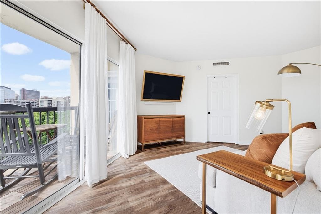1 bedroom, 1 bathroom, 900 sq ft condominium for sale at 1 Biscayne Drive 802, Atlanta, GA 30309 — photo 7