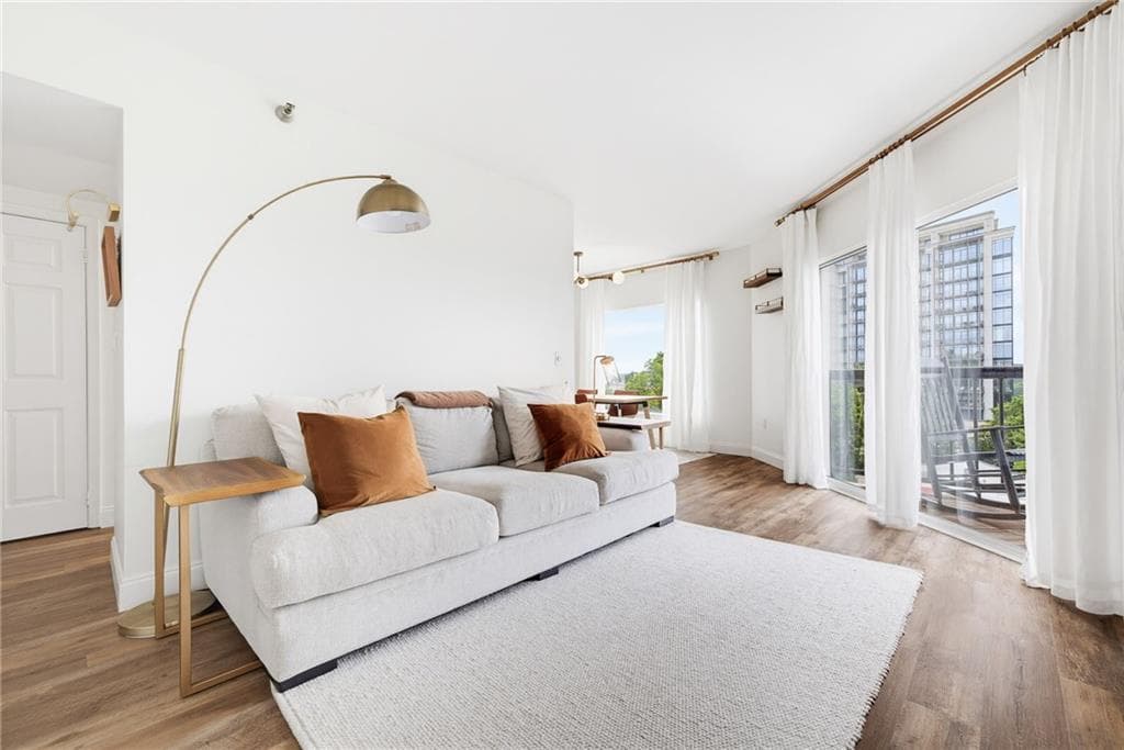 1 bedroom, 1 bathroom, 900 sq ft condominium for sale at 1 Biscayne Drive 802, Atlanta, GA 30309 — photo 2