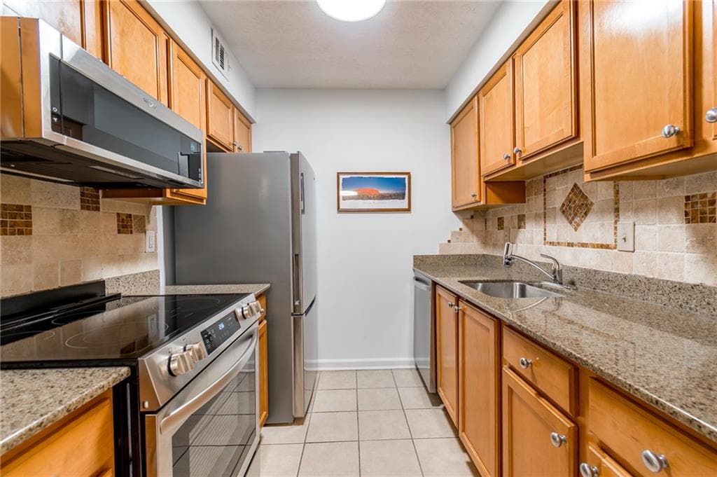 2 bedroom, 2 bathroom, 980 sq ft condominium for sale at 3160 Seven Pines Court 110, Atlanta, GA 30339 — photo 4