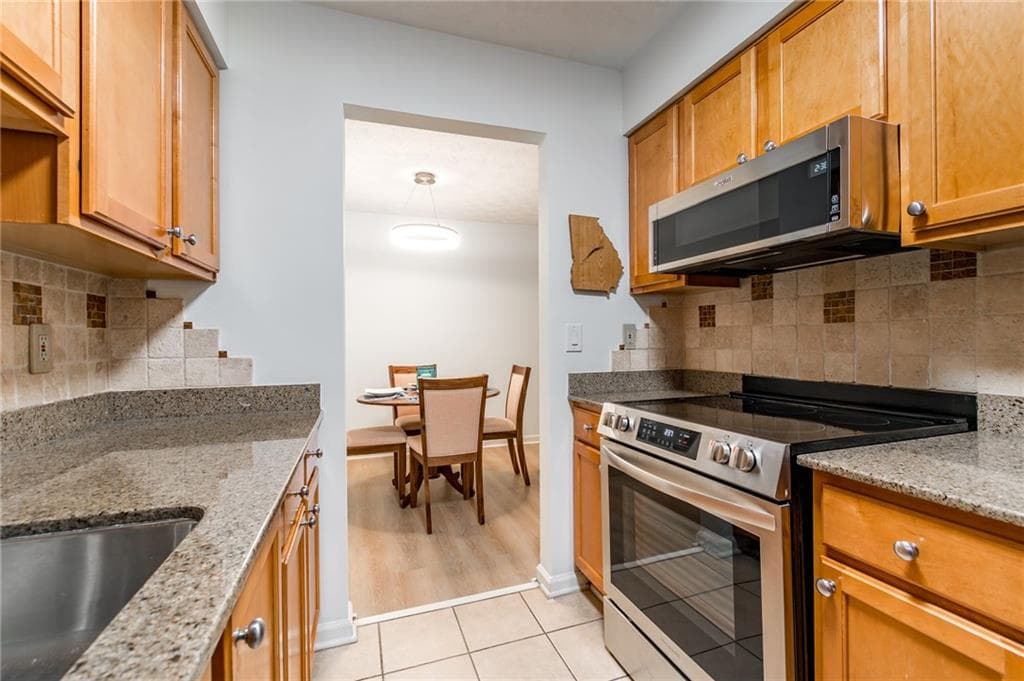 2 bedroom, 2 bathroom, 980 sq ft condominium for sale at 3160 Seven Pines Court 110, Atlanta, GA 30339 — photo 5