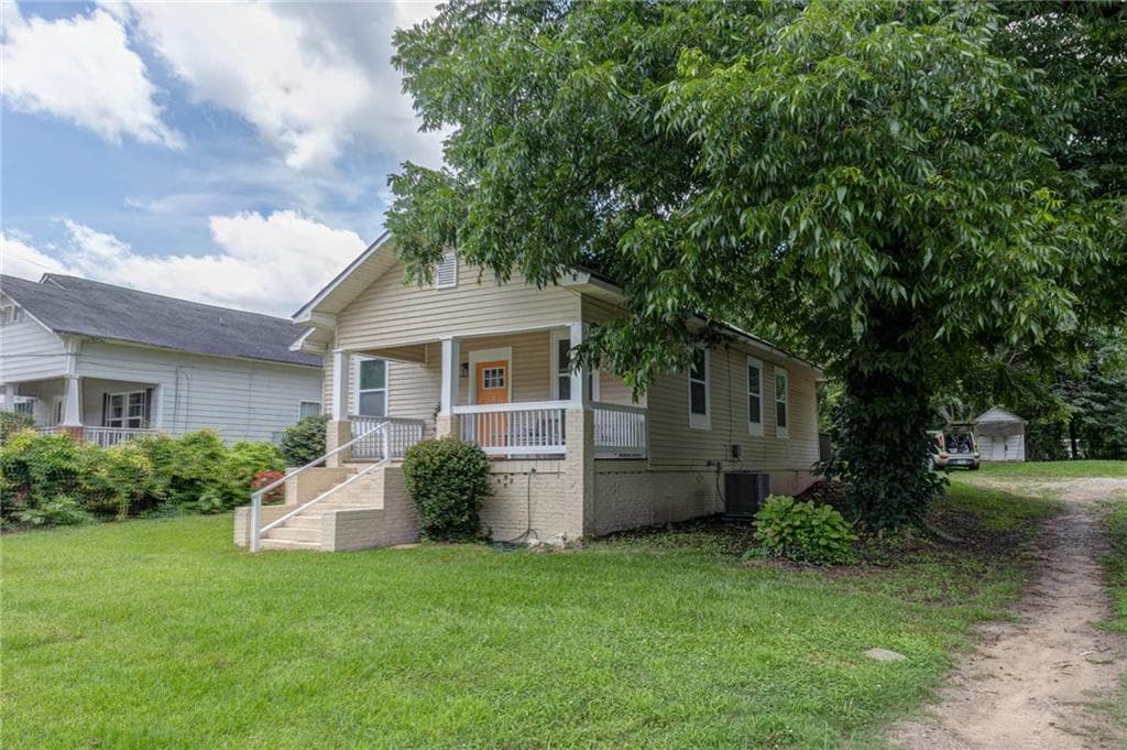 3 bedroom, 2 bathroom, 1,064 sq ft single family residence for sale at 404 Jefferson Street, LaGrange, GA 30240 — photo 2