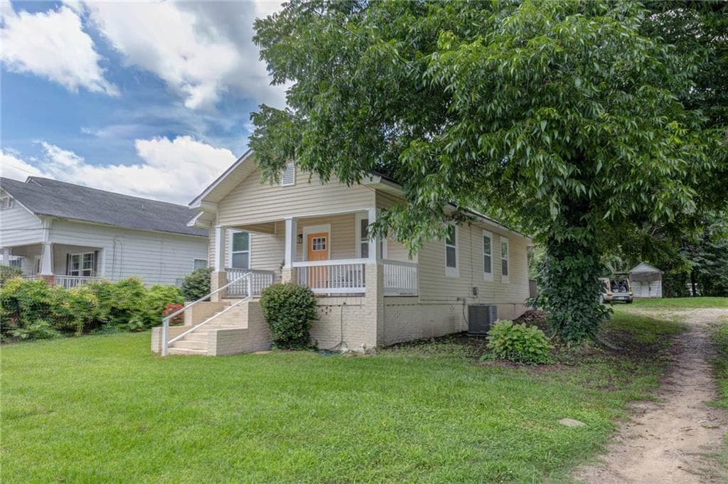 3 bedroom, 2 bathroom, 1,064 sq ft single family residence for sale at 404 Jefferson Street, LaGrange, GA 30240 — photo 3