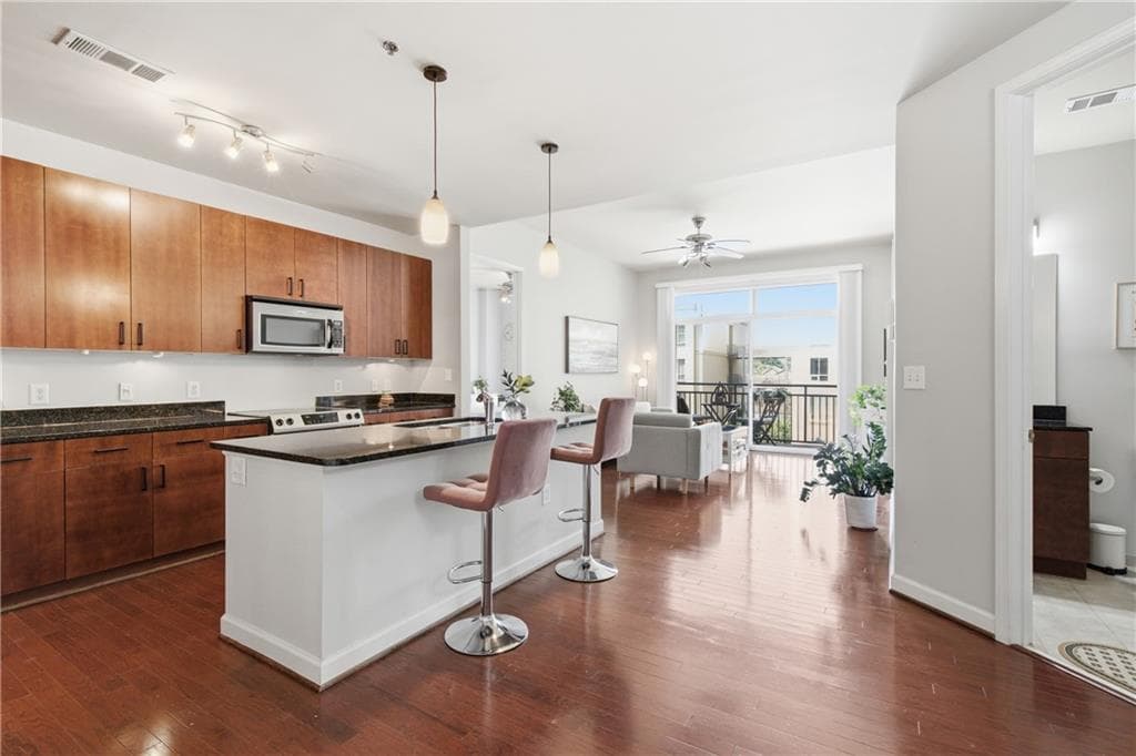 2 bedroom, 2 bathroom, 1,061 sq ft condominium for sale at 711 Cosmopolitan Drive 326, Atlanta, GA 30324