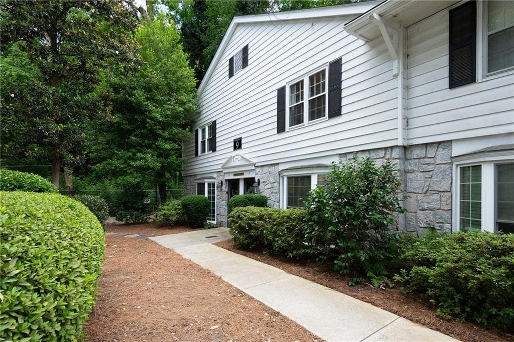 2 bedroom, 2 bathroom, 1,108 sq ft condominium sold at 136 Peachtree Memorial Drive SC7, Atlanta, GA 30309