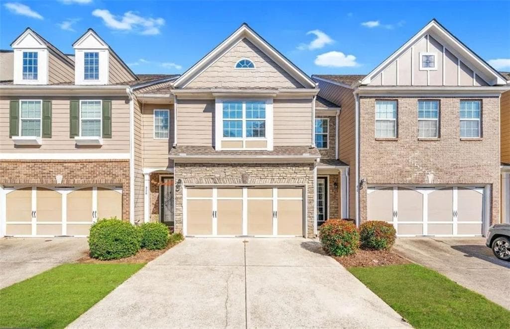 3 bedroom, 3 bathroom, 1,946 sq ft townhouse for sale at 928 Pierce Ivy Court, Lawrenceville, GA 30043 — photo 1 of 29