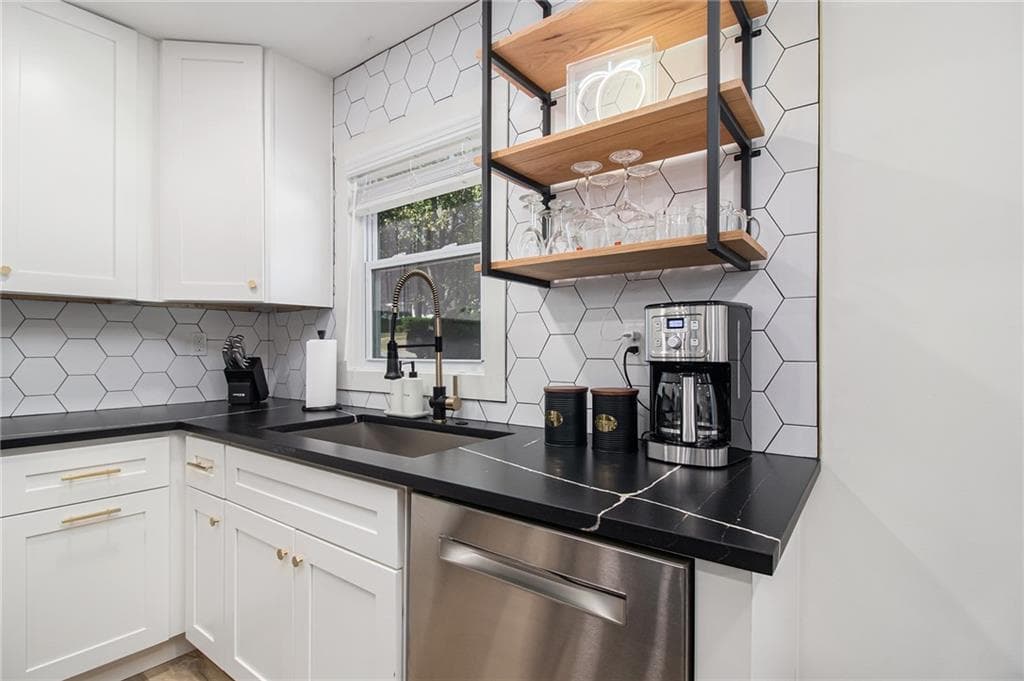 2 bedroom, 2 bathroom, 1,053 sq ft single family residence under contract at 220 Birch Street, Hapeville, GA 30354 — photo 4