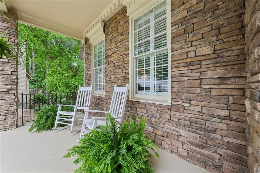5 bedroom, 4 bathroom, 4,521 sq ft single family residence under contract at 610 Fawn Run, Alpharetta, GA 30005 — photo 4