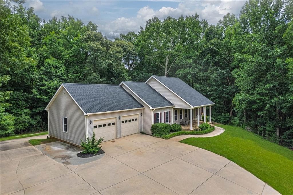 3 bedroom, 3 bathroom, 2,816 sq ft single family residence under contract at 3627 E Hall Road, Gainesville, GA 30507 — photo 3