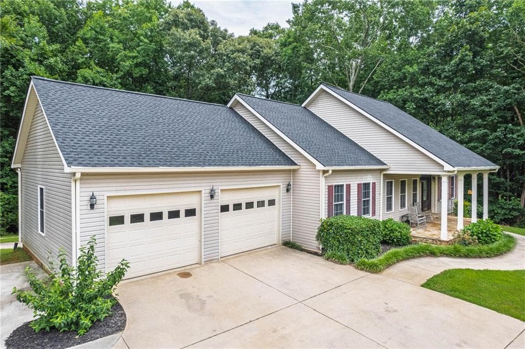 3 bedroom, 3 bathroom, 2,816 sq ft single family residence under contract at 3627 E Hall Road, Gainesville, GA 30507 — photo 6