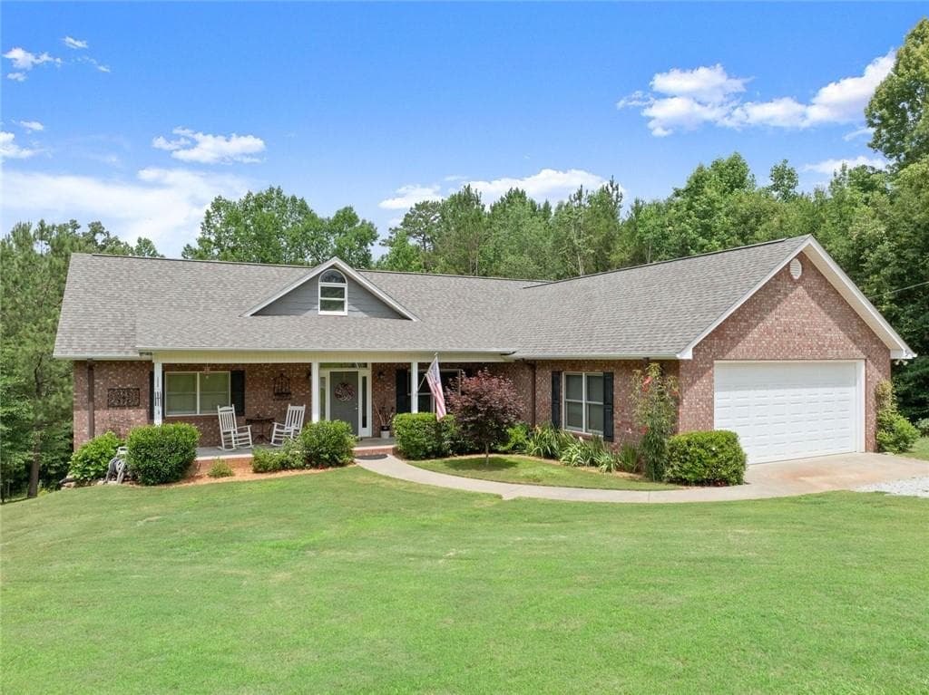 3 bedroom, 2 bathroom, 2,132 sq ft single family residence for sale at 1020 Easy Street, Toccoa, GA 30577