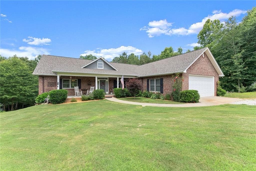 3 bedroom, 2 bathroom, 2,132 sq ft single family residence for sale at 1020 Easy Street, Toccoa, GA 30577 — photo 2