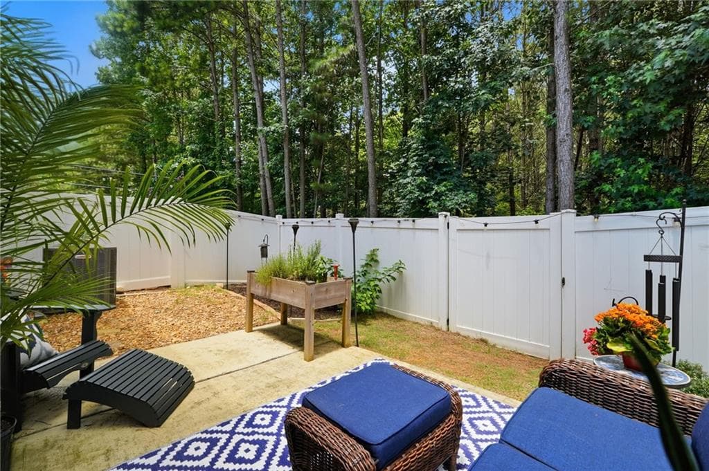 3 bedroom, 3 bathroom, 1,976 sq ft townhouse under contract at 419 Crescent Woode Drive, Dallas, GA 30157 — photo 2