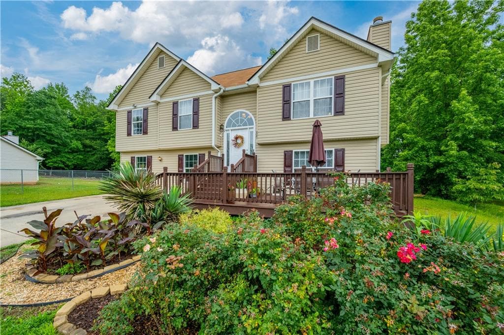 4 bedroom, 3 bathroom, 2,501 sq ft single family residence sold at 3425 One Horse Lane, Gainesville, GA 30507