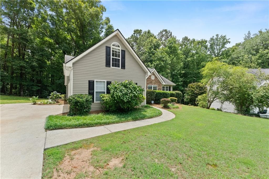 3 bedroom, 2 bathroom, 1,588 sq ft single family residence for sale at 6000 Devonshire Drive, Flowery Branch, GA 30542 — photo 3