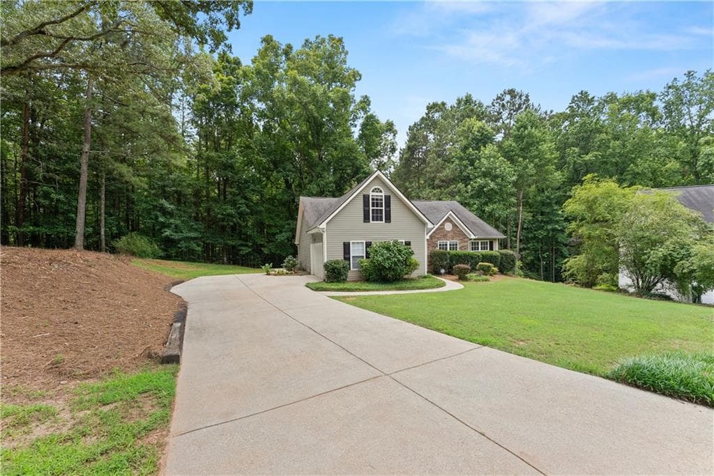 3 bedroom, 2 bathroom, 1,588 sq ft single family residence for sale at 6000 Devonshire Drive, Flowery Branch, GA 30542 — photo 4
