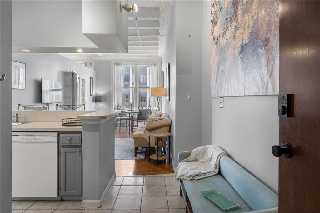 1 bedroom, 1 bathroom, 586 sq ft condominium for sale at 32 Peachtree Street 1605, Atlanta, GA 30303