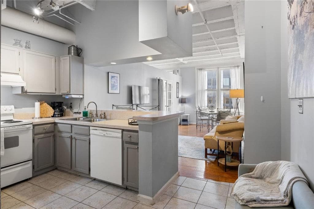 1 bedroom, 1 bathroom, 586 sq ft condominium for sale at 32 Peachtree Street 1605, Atlanta, GA 30303 — photo 2