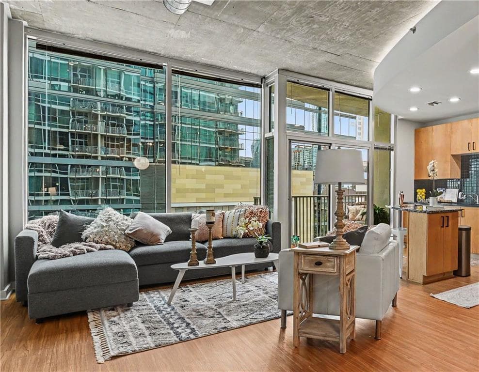 1 bedroom, 1 bathroom, 754 sq ft condominium for sale at 923 Peachtree Street 825, Atlanta, GA 30309 — photo 2