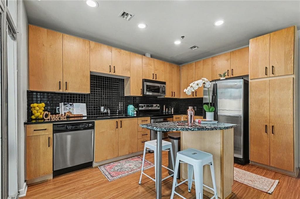 1 bedroom, 1 bathroom, 754 sq ft condominium for sale at 923 Peachtree Street 825, Atlanta, GA 30309 — photo 6