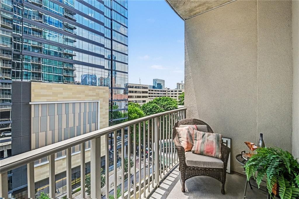 1 bedroom, 1 bathroom, 754 sq ft condominium for sale at 923 Peachtree Street 825, Atlanta, GA 30309 — photo 8