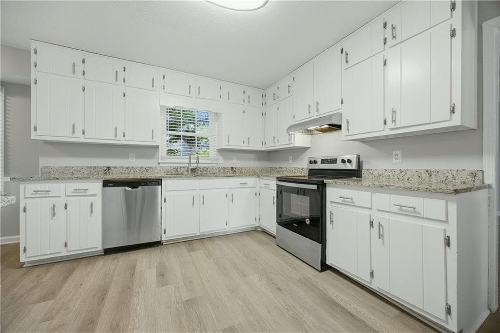 3 bedroom, 2 bathroom, 1,446 sq ft single family residence for sale at 2409 Three Bars Drive, Snellville, GA 30078 — photo 6