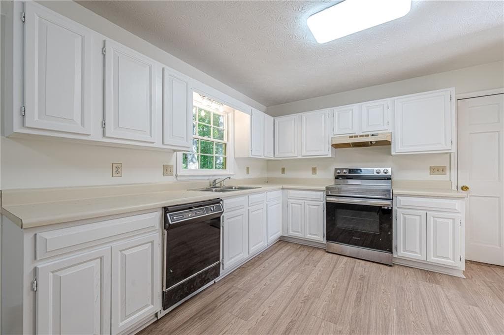 4 bedroom, 3 bathroom, 2,966 sq ft single family residence for sale at 2424 Tammeron Drive, Marietta, GA 30064 — photo 4