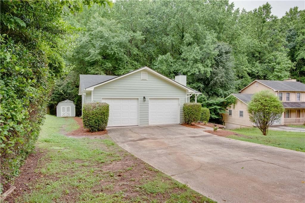 4 bedroom, 3 bathroom, 2,000 sq ft single family residence under contract at 3960 Rocmar Drive, Snellville, GA 30039 — photo 2