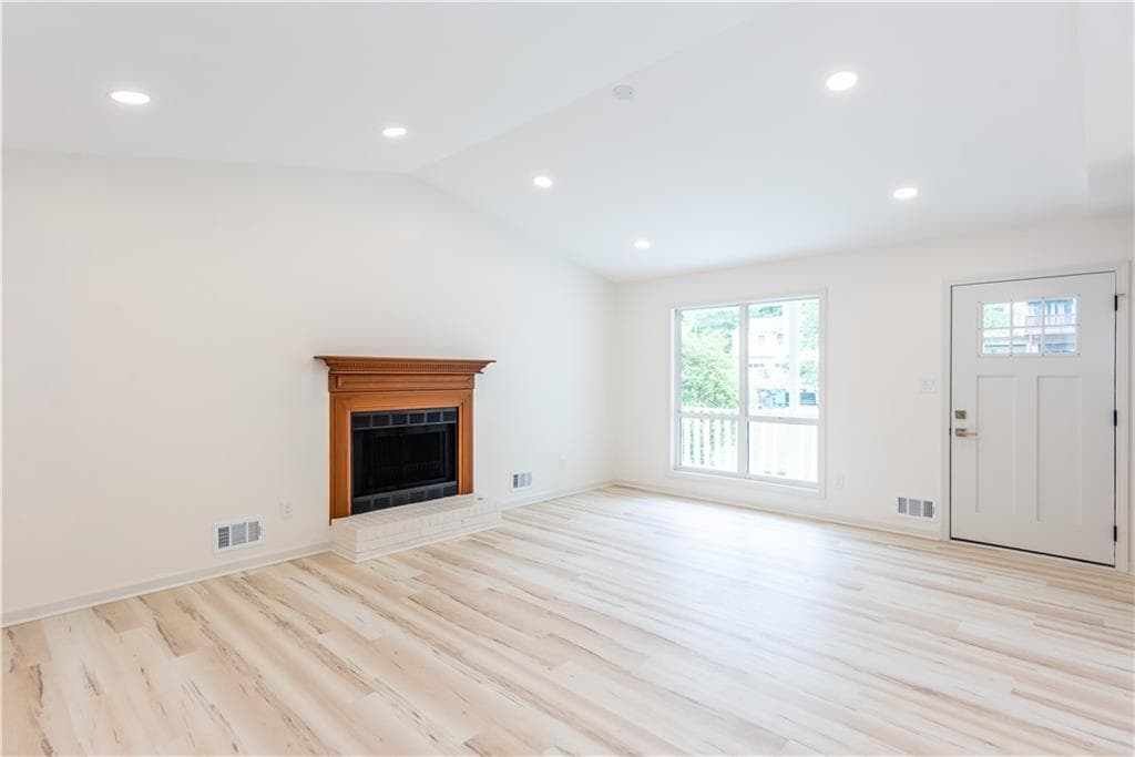 4 bedroom, 3 bathroom, 2,000 sq ft single family residence under contract at 3960 Rocmar Drive, Snellville, GA 30039 — photo 7
