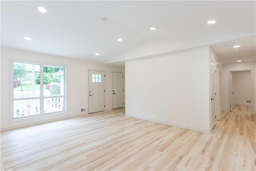 4 bedroom, 3 bathroom, 2,000 sq ft single family residence under contract at 3960 Rocmar Drive, Snellville, GA 30039 — photo 9