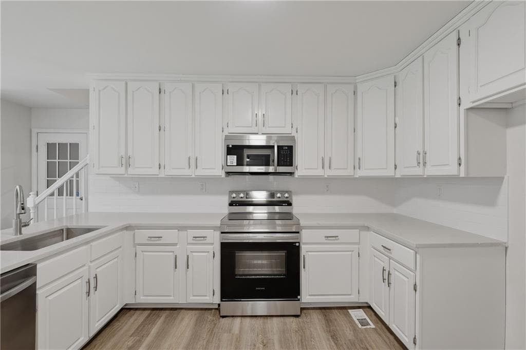 5 bedroom, 3 bathroom, 2,649 sq ft single family residence under contract at 125 Yates Drive, Fayetteville, GA 30214 — photo 2