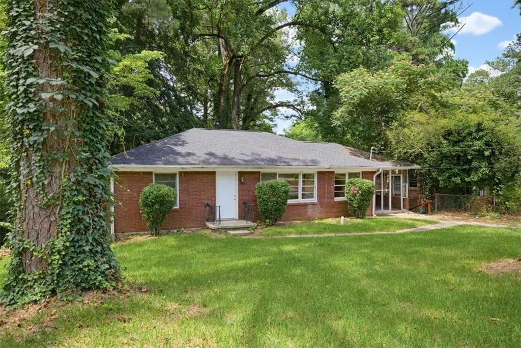 3 bedroom, 2 bathroom, 1,350 sq ft single family residence under contract at 1900 Windsor Drive, Atlanta, GA 30311 — photo 2