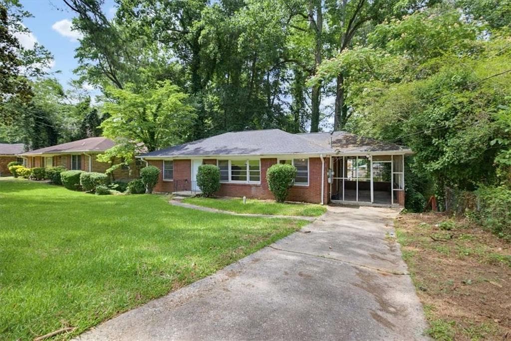 3 bedroom, 2 bathroom, 1,350 sq ft single family residence under contract at 1900 Windsor Drive, Atlanta, GA 30311 — photo 3