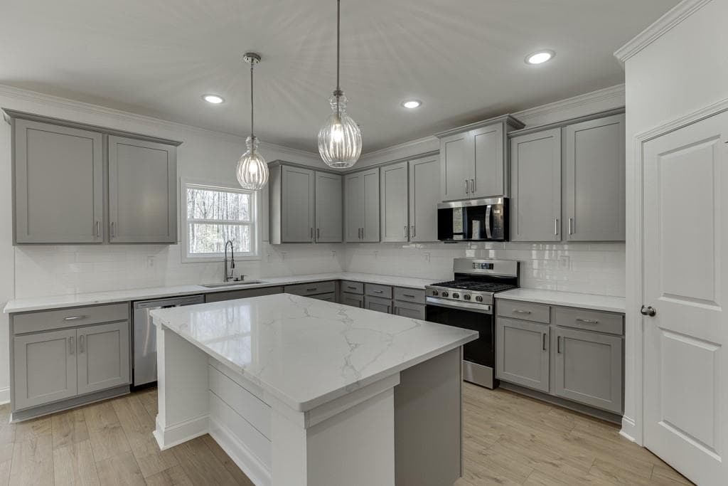 4 bedroom, 3 bathroom, 2,674 sq ft single family residence for sale at 979 Lakeview, Commerce, GA 30529 — photo 9