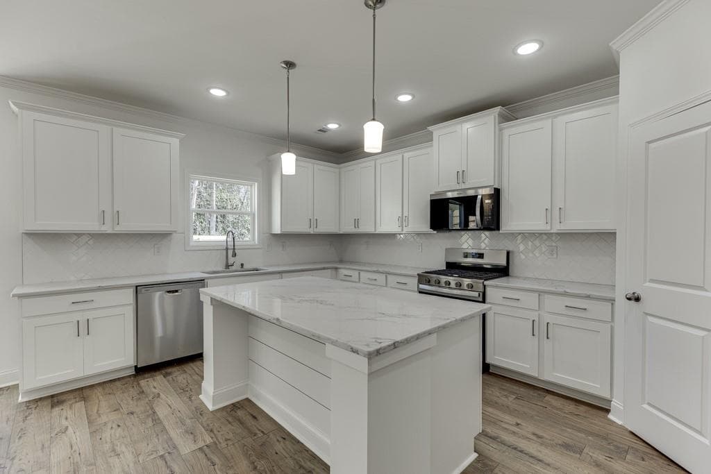 4 bedroom, 3 bathroom, 2,674 sq ft single family residence for sale at 929 Lakeview, Commerce, GA 30529 — photo 7