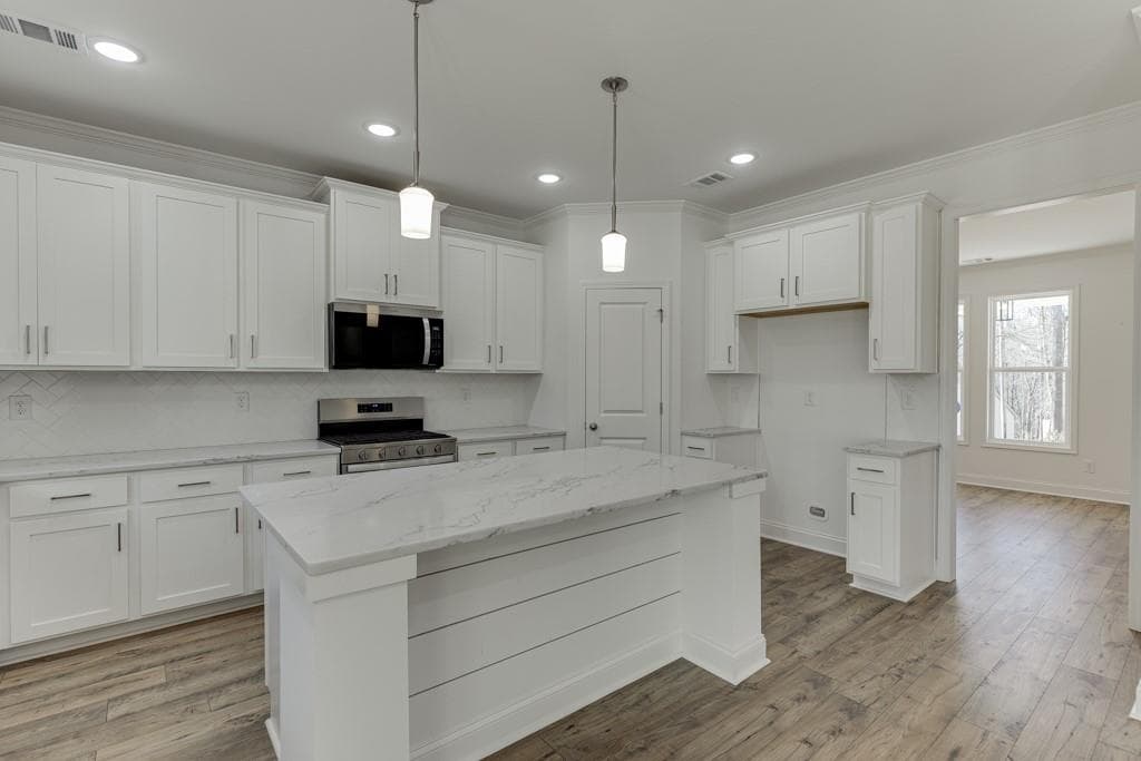 4 bedroom, 3 bathroom, 2,674 sq ft single family residence for sale at 929 Lakeview, Commerce, GA 30529 — photo 9