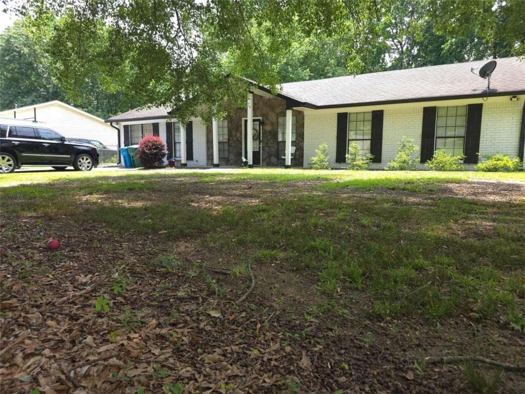 3 bedroom, 2 bathroom, 1,789 sq ft single family residence under contract at 5563 Button Gwinnett Place, Norcross, GA 30093 — photo 3