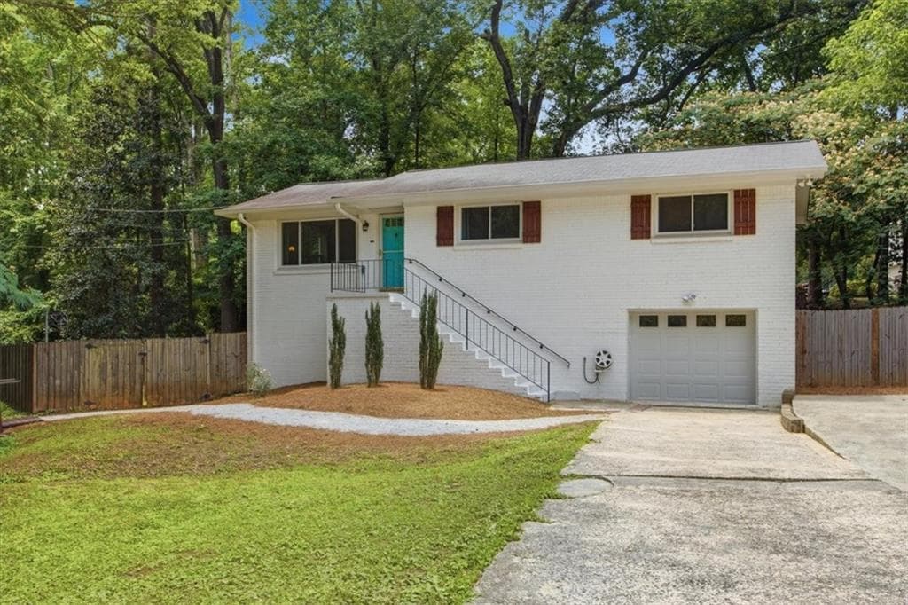3 bedroom, 3 bathroom, 1,741 sq ft single family residence under contract at 3424 Shawnee Trail, Smyrna, GA 30080 — photo 2