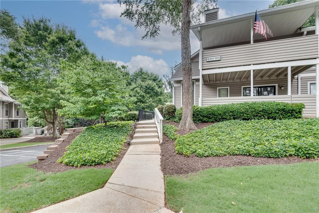 1 bedroom, 1 bathroom, 982 sq ft condominium for sale at 1004 Wynnes Ridge Circle, Marietta, GA 30067 — photo 1 of 24