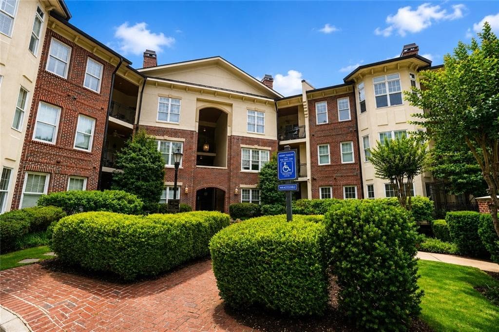 2 bedroom, 2 bathroom, 1,404 sq ft condominium for sale at 825 Highland Lane 1208, Atlanta, GA 30306 — photo 4