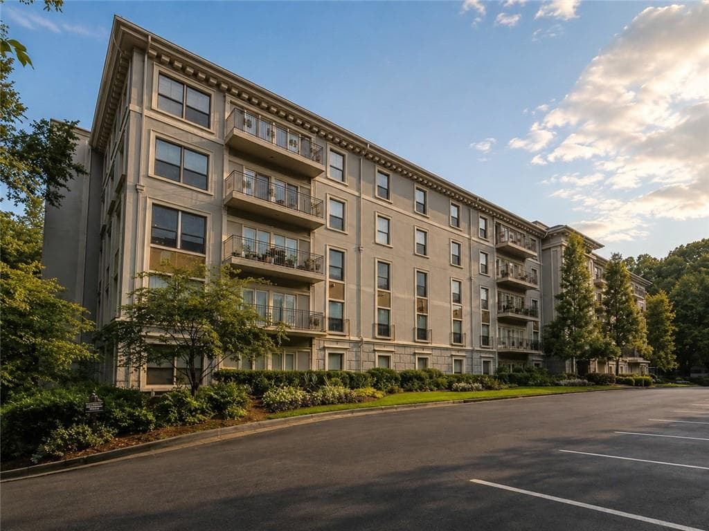 3 bedroom, 2 bathroom, 1,781 sq ft condominium for sale at 3203 Lenox Road 24, Atlanta, GA 30324 — photo 3