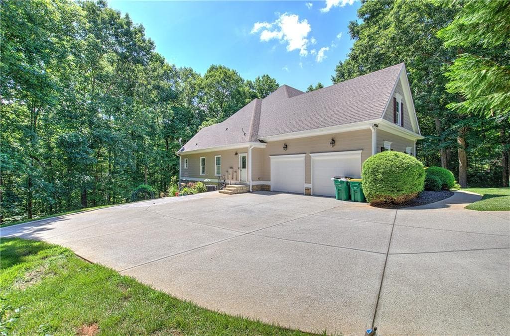 5 bedroom, 4 bathroom, 4,357 sq ft single family residence for sale at 302 Waterfall Court, Canton, GA 30115 — photo 4