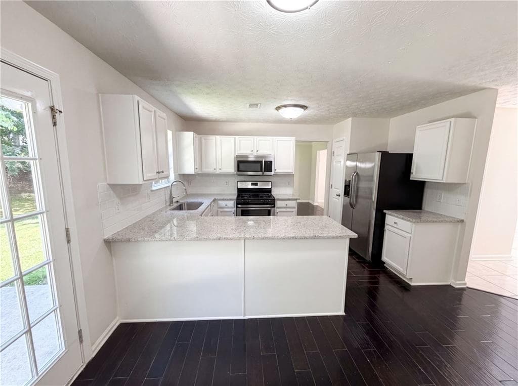 3 bedroom, 3 bathroom, 2,364 sq ft single family residence for sale at 3582 Coveside Court, Loganville, GA 30052 — photo 2