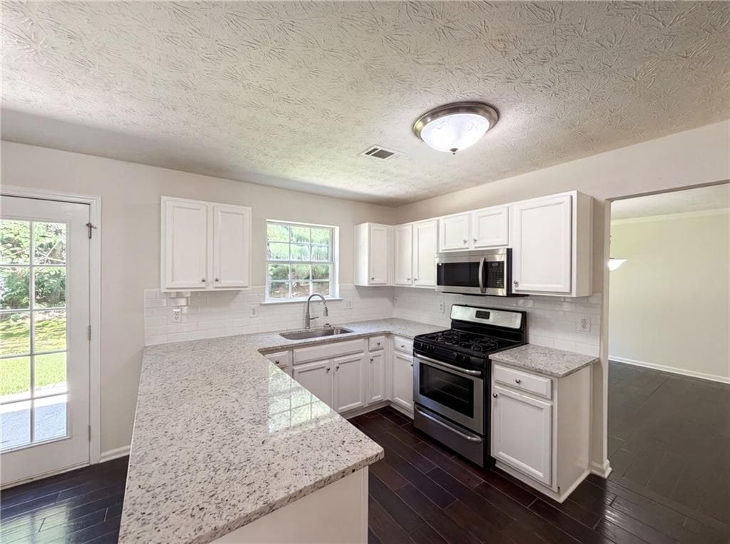 3 bedroom, 3 bathroom, 2,364 sq ft single family residence for sale at 3582 Coveside Court, Loganville, GA 30052 — photo 9